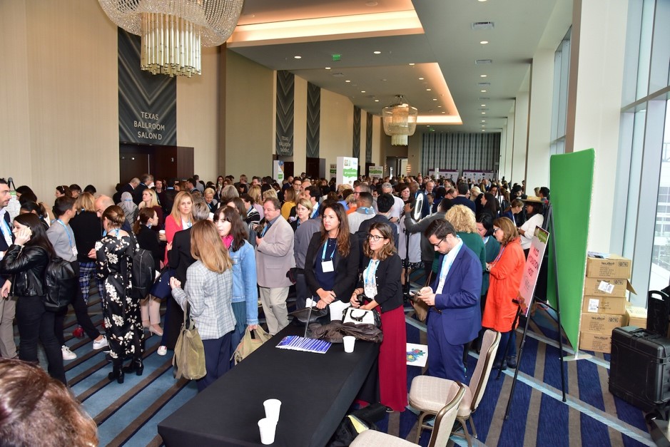 Los participantes aguardando para ingresar al plenario.