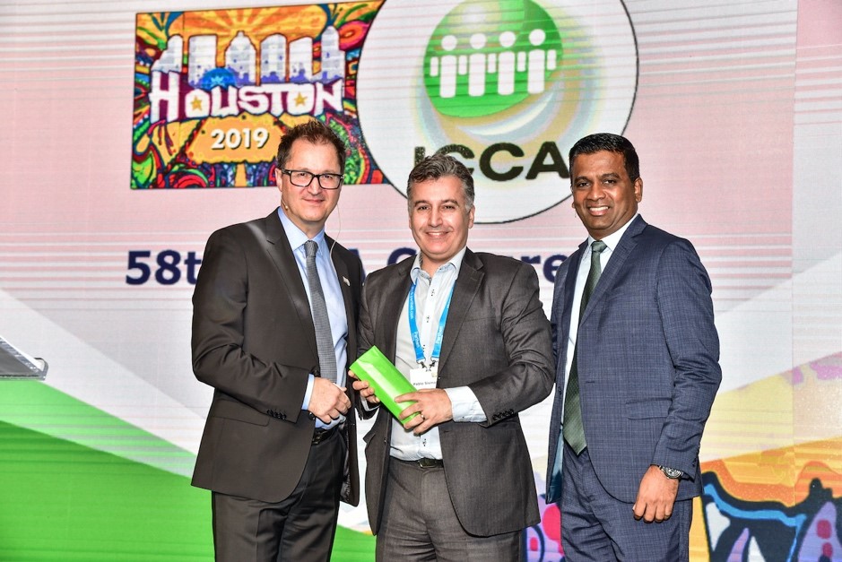 Pablo Sismanian recibe reconocimiento por sus seis años en el Board de ICCA por parte del Presidente y el CEO de la asociación.