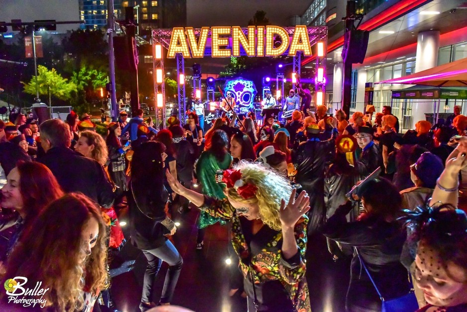 Gran fiesta de despedida en día de Halloween.